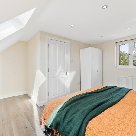 Stylish Wembley Gem - Parking -Sleeps 14 ลอนดอน ภายนอก รูปภาพ