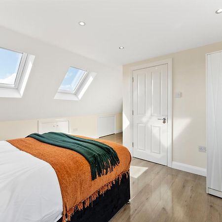 Stylish Wembley Gem - Parking -Sleeps 14 ลอนดอน ภายนอก รูปภาพ