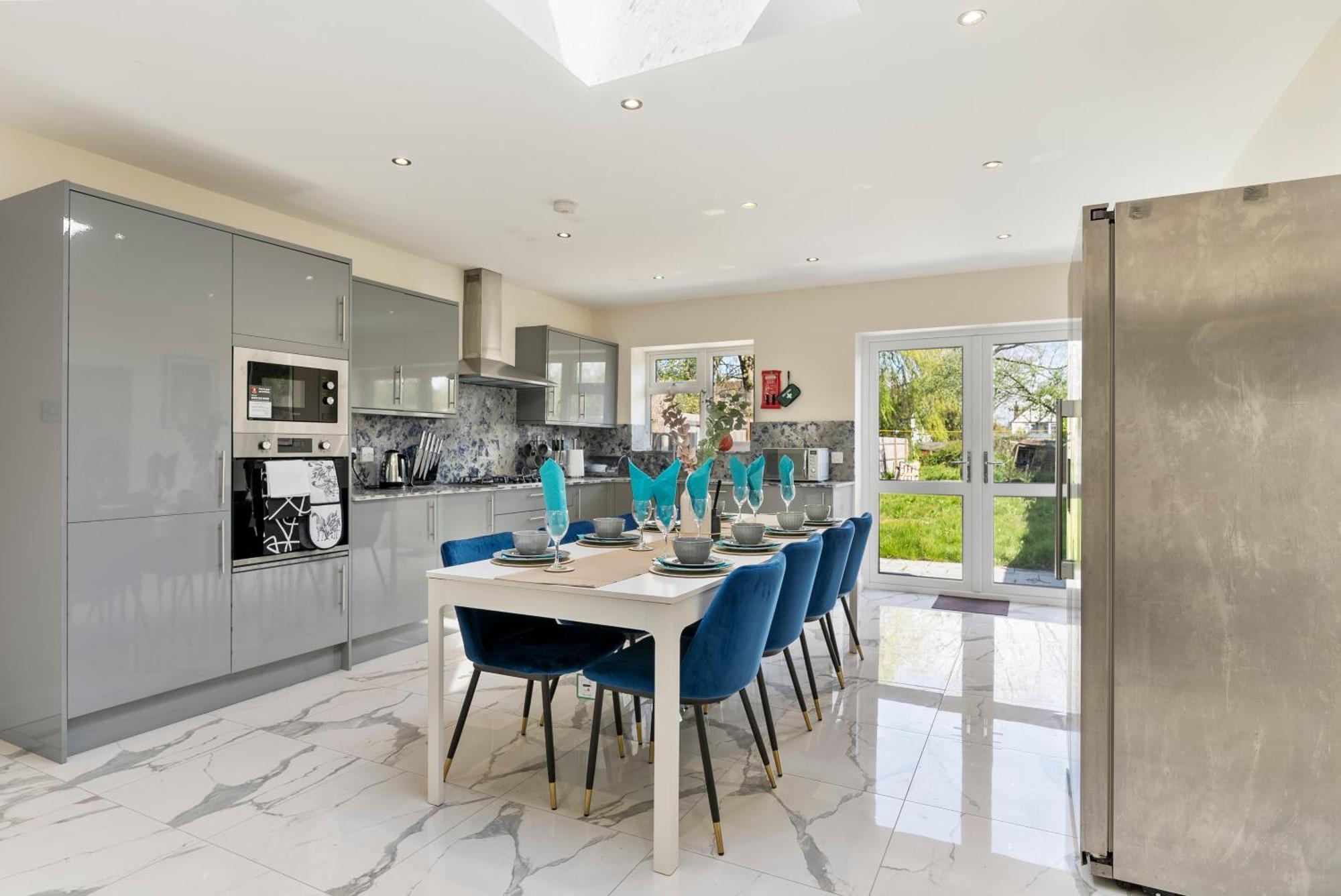 Stylish Wembley Gem - Parking -Sleeps 14 ลอนดอน ภายนอก รูปภาพ
