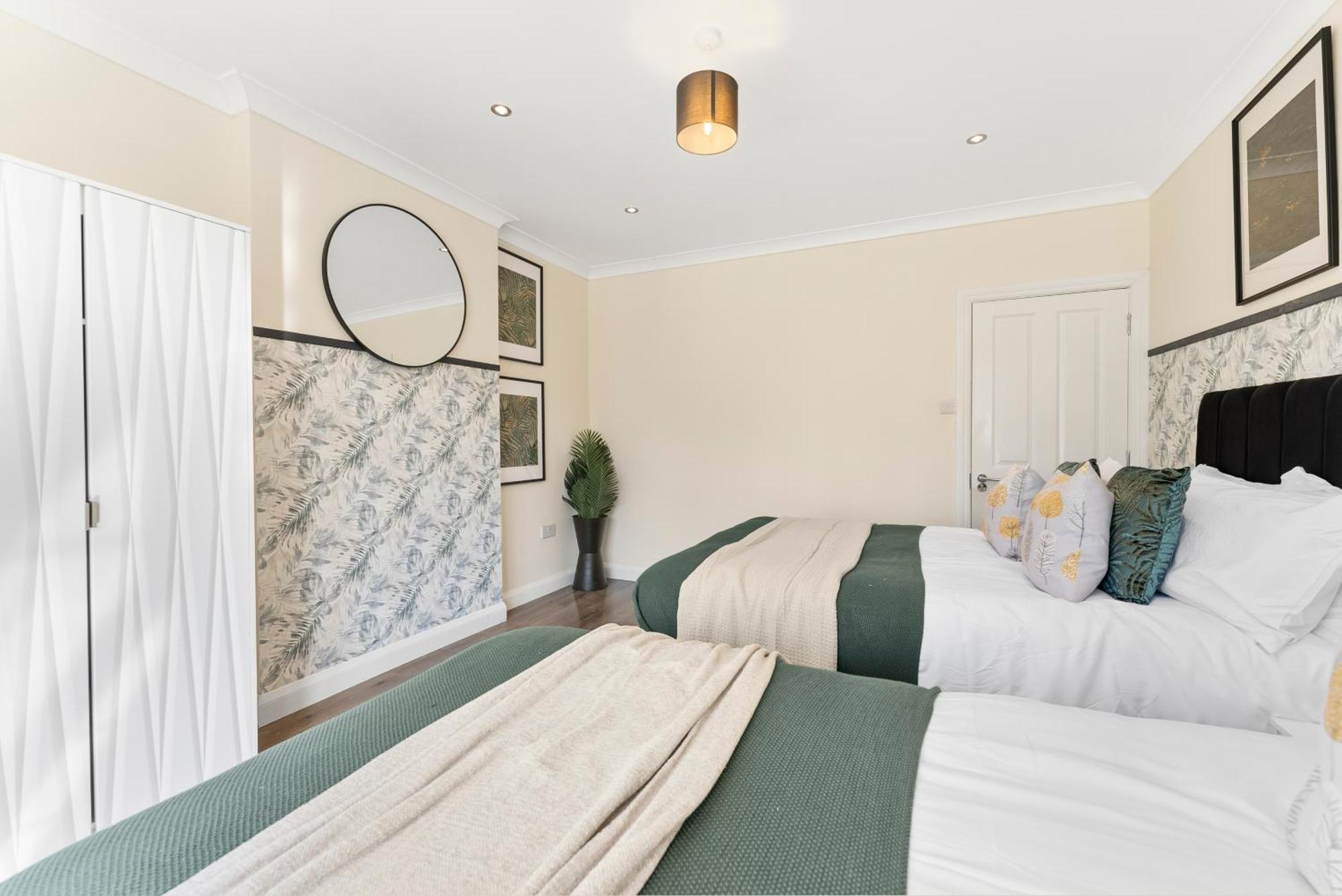 Stylish Wembley Gem - Parking -Sleeps 14 ลอนดอน ภายนอก รูปภาพ