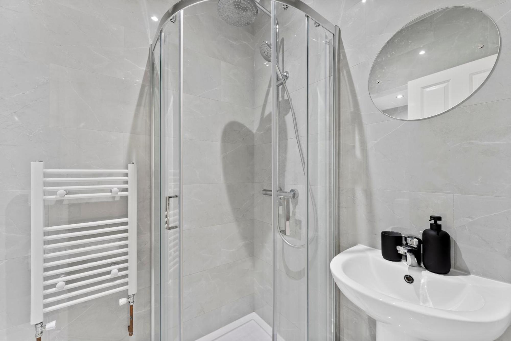 Stylish Wembley Gem - Parking -Sleeps 14 ลอนดอน ภายนอก รูปภาพ