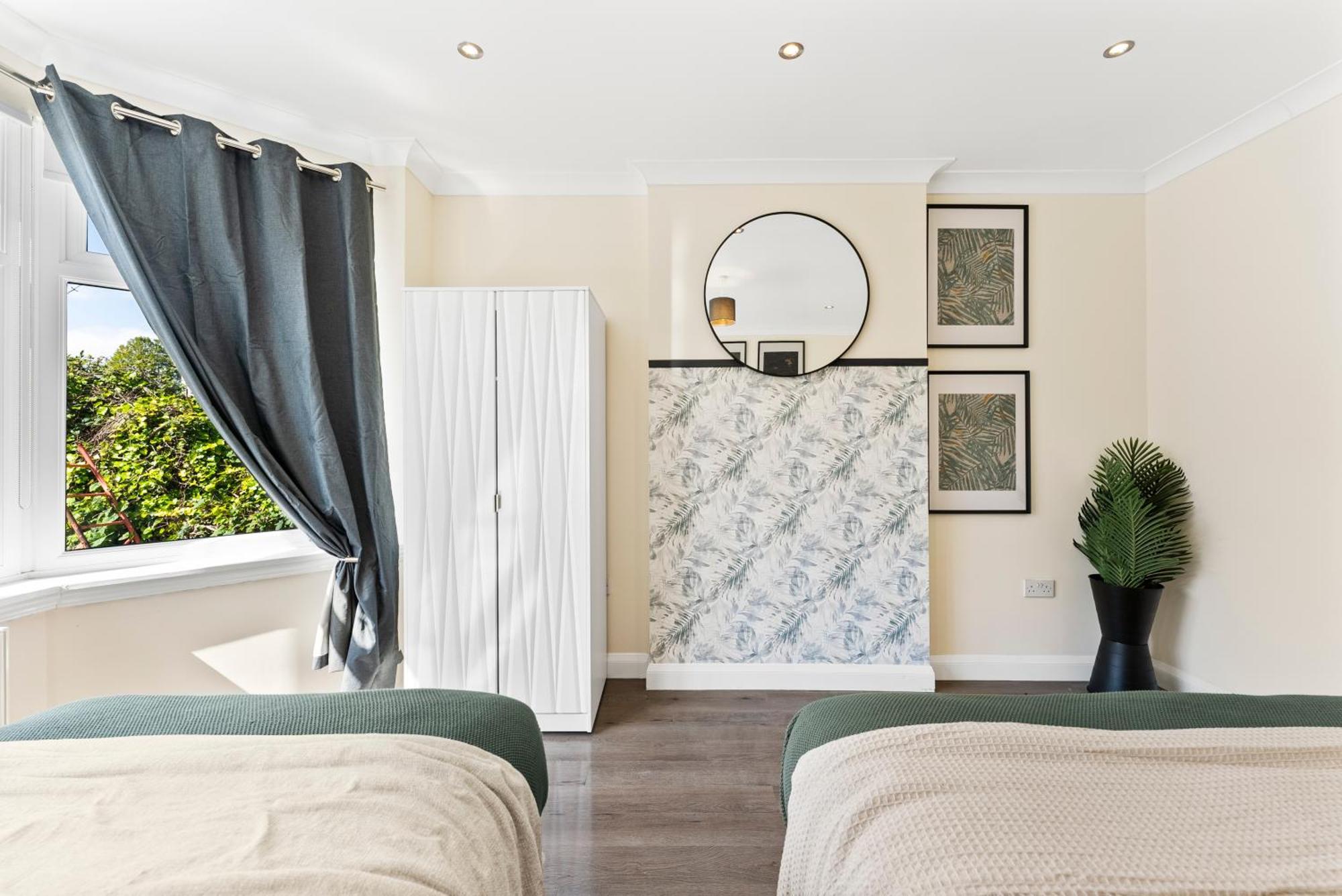 Stylish Wembley Gem - Parking -Sleeps 14 ลอนดอน ภายนอก รูปภาพ