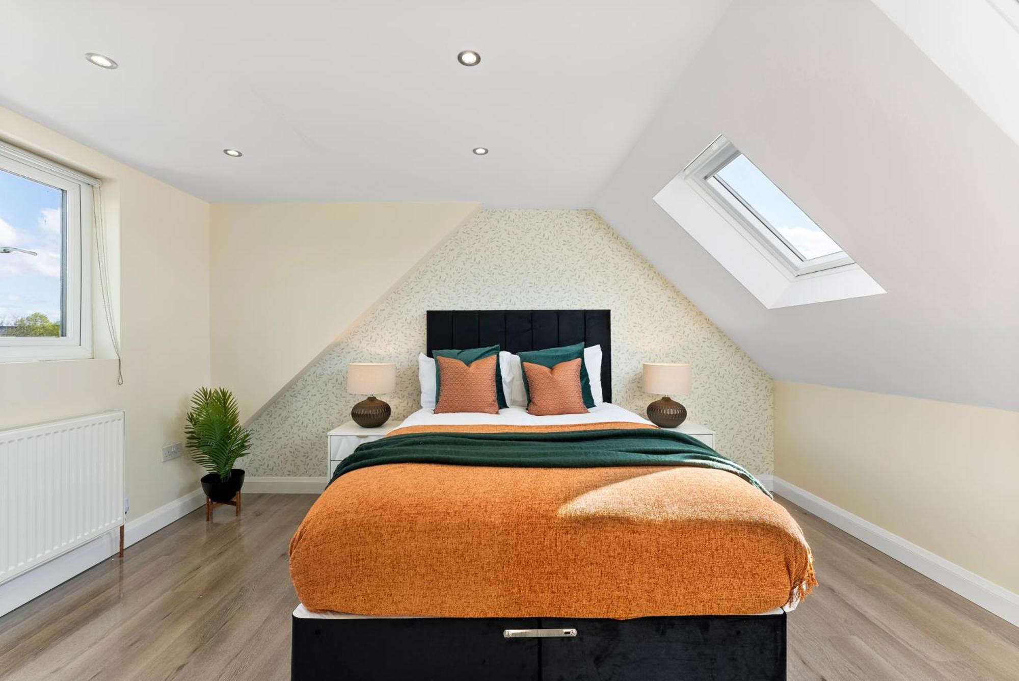 Stylish Wembley Gem - Parking -Sleeps 14 ลอนดอน ภายนอก รูปภาพ