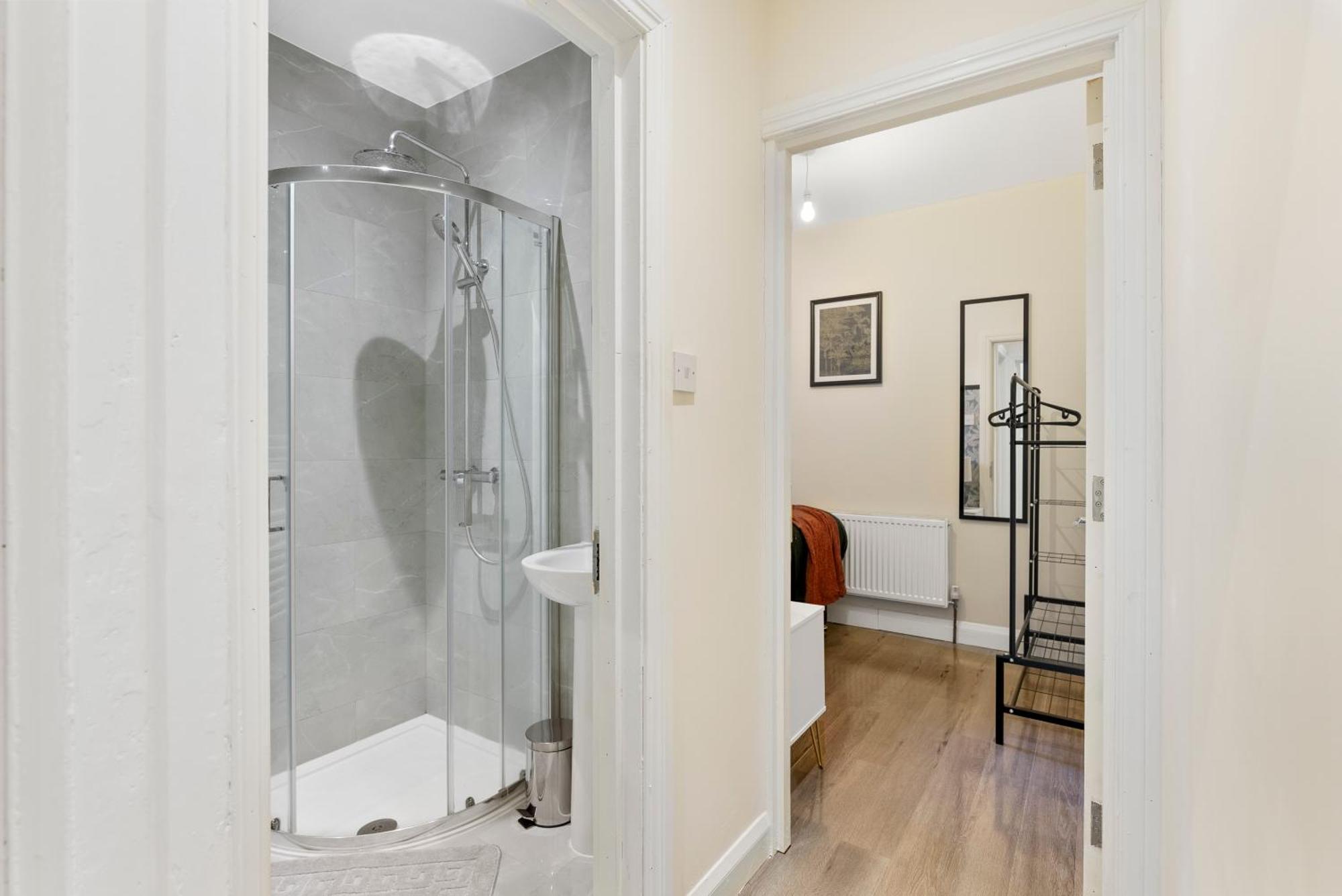 Stylish Wembley Gem - Parking -Sleeps 14 ลอนดอน ภายนอก รูปภาพ
