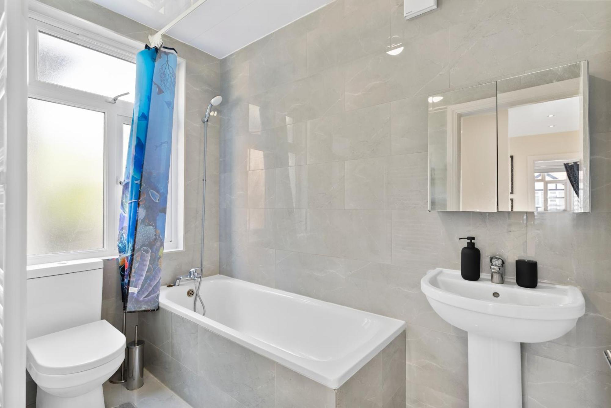Stylish Wembley Gem - Parking -Sleeps 14 ลอนดอน ภายนอก รูปภาพ