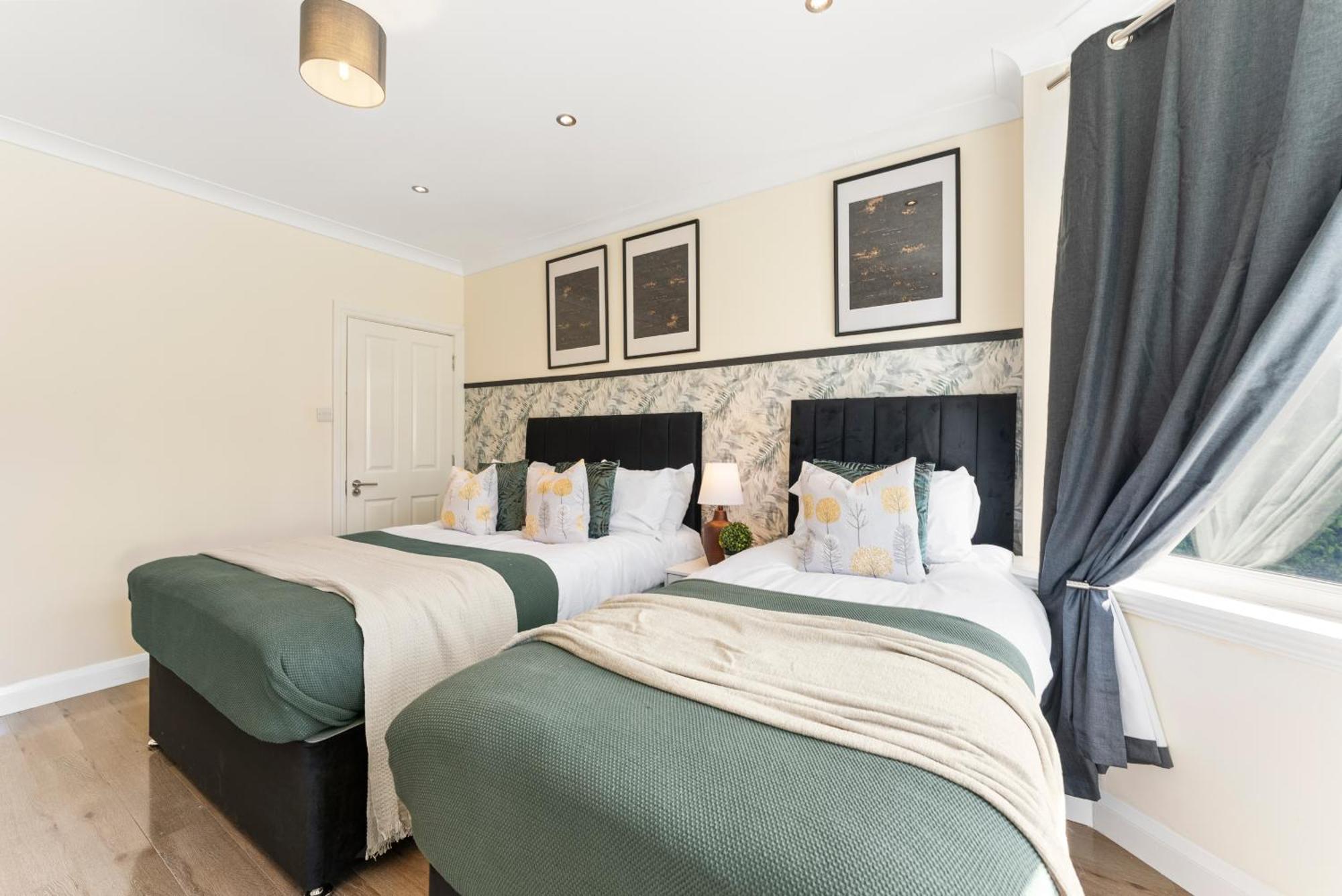 Stylish Wembley Gem - Parking -Sleeps 14 ลอนดอน ภายนอก รูปภาพ