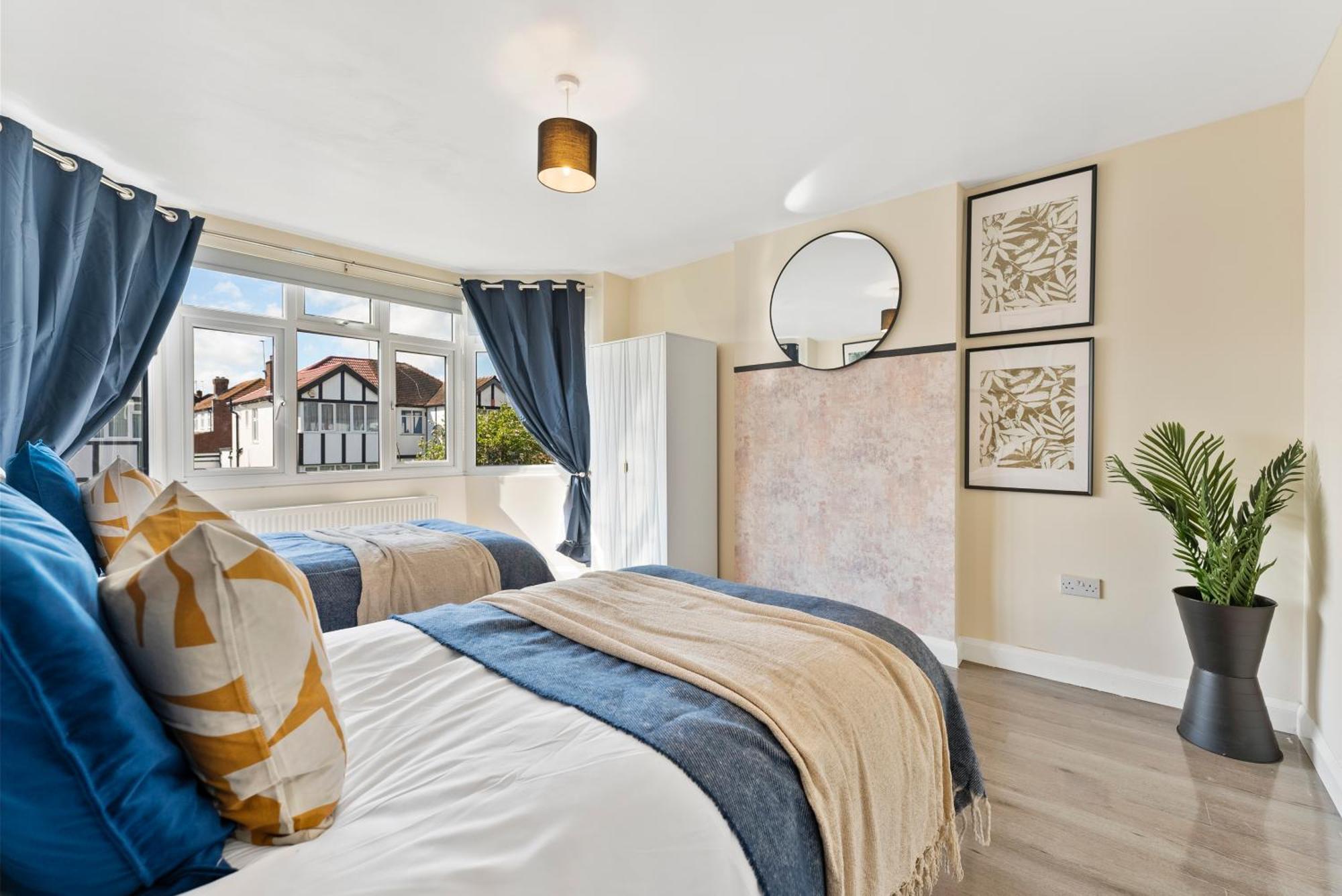 Stylish Wembley Gem - Parking -Sleeps 14 ลอนดอน ภายนอก รูปภาพ