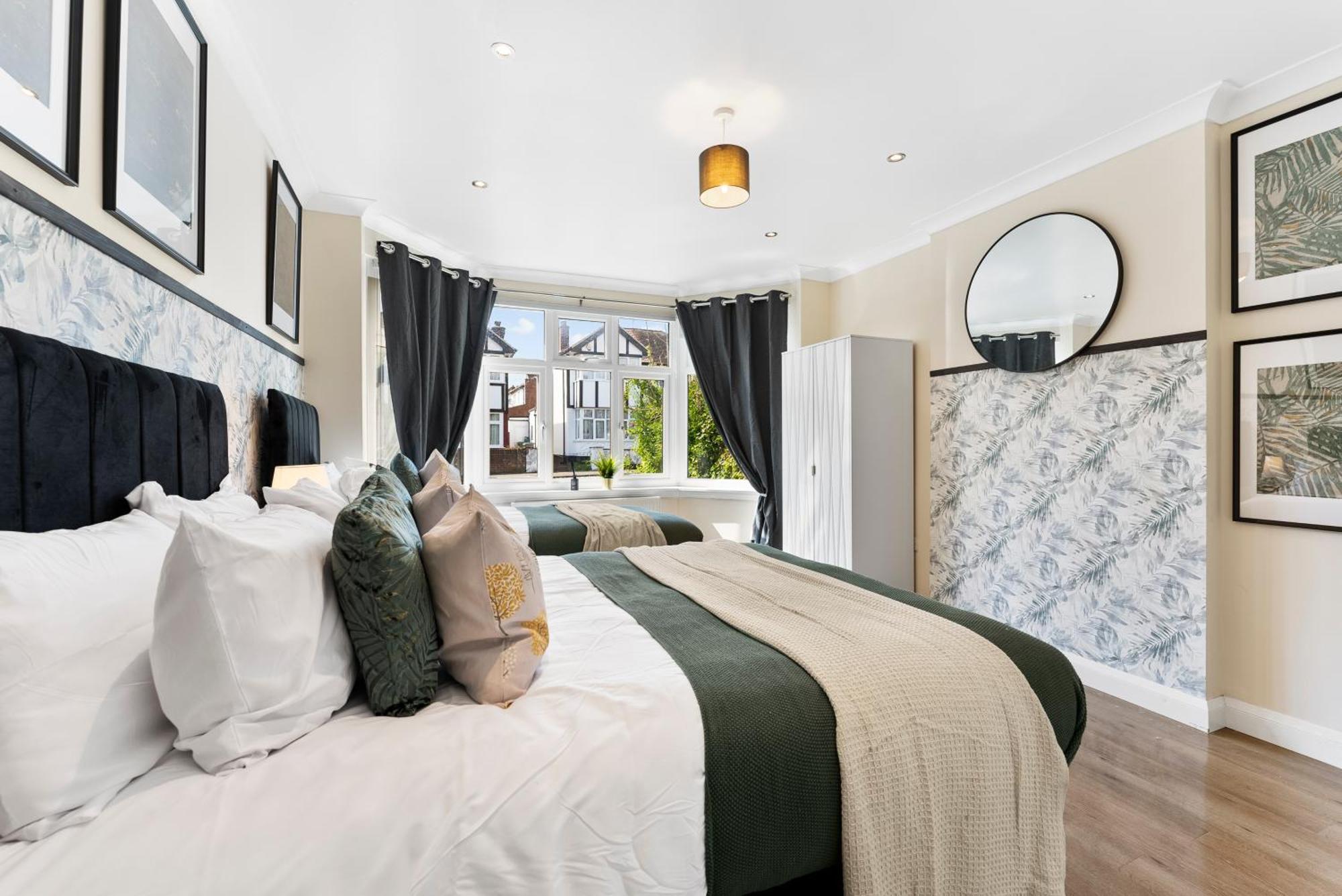 Stylish Wembley Gem - Parking -Sleeps 14 ลอนดอน ภายนอก รูปภาพ