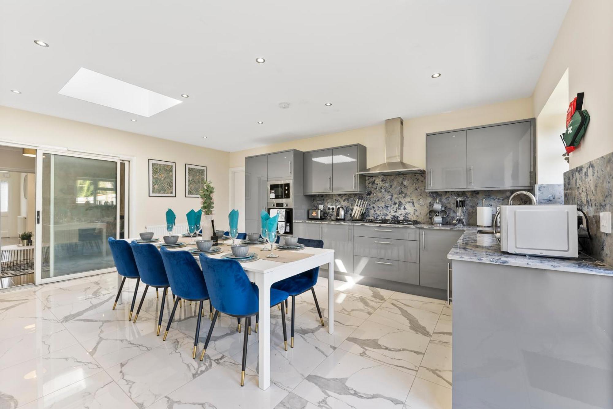 Stylish Wembley Gem - Parking -Sleeps 14 ลอนดอน ภายนอก รูปภาพ